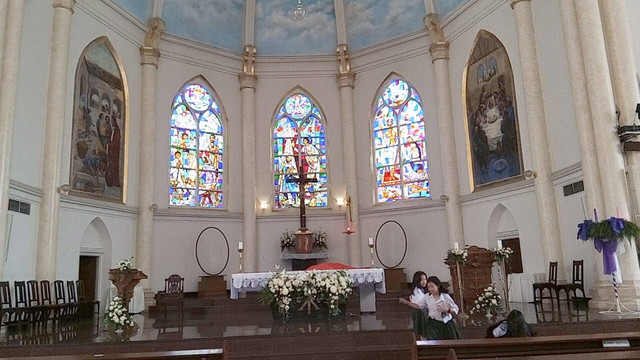 Altar Gereja Kelahiran Santa Perawan Maria di Surabaya. Foto: Masruroh/Basra