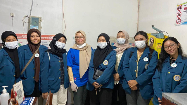 kunjungan Mahasiswa Kedokteran Hewan Universitas Airlangga di Klinik drh. Rizki Faraisa, Kamis (7/11/2024). Foto:Febrizqy Fasyassir Fisqy/kumparan