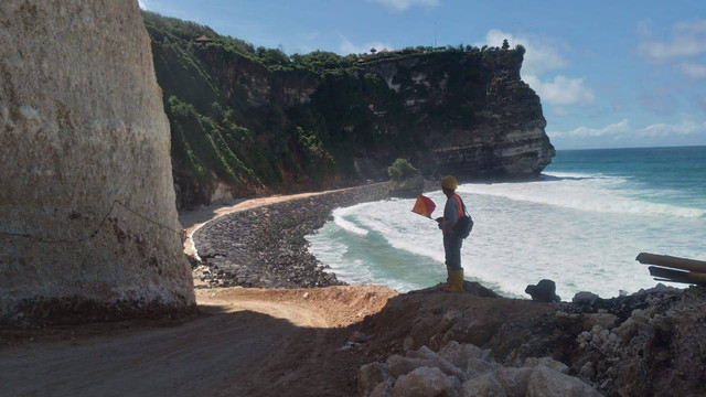 Jalan inspeksi dan revitement untuk penanganan keretakan tebing di Pura Uluwatu sudah berhasil dibuat - IST