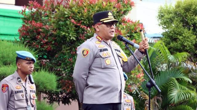 Kapolresta Manado, Kombes Pol Julianto Sirait, saat memimpin apel pasukan pengamanan malam Natal.