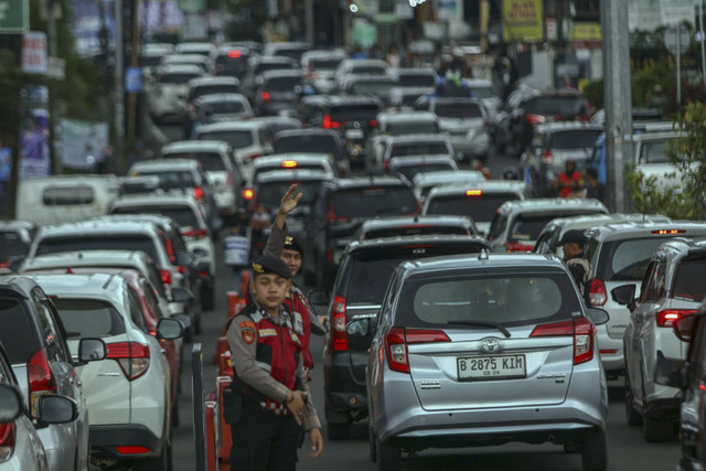 Polisi mengatur lalu lintas saat terjadi kepadatan kendaraan menuju jalur wisata Puncak, Gadog, Kabupaten Bogor, Jawa Barat, Rabu (25/12/2024). Foto: Yulius Satria Wijaya/ANTARA FOTO