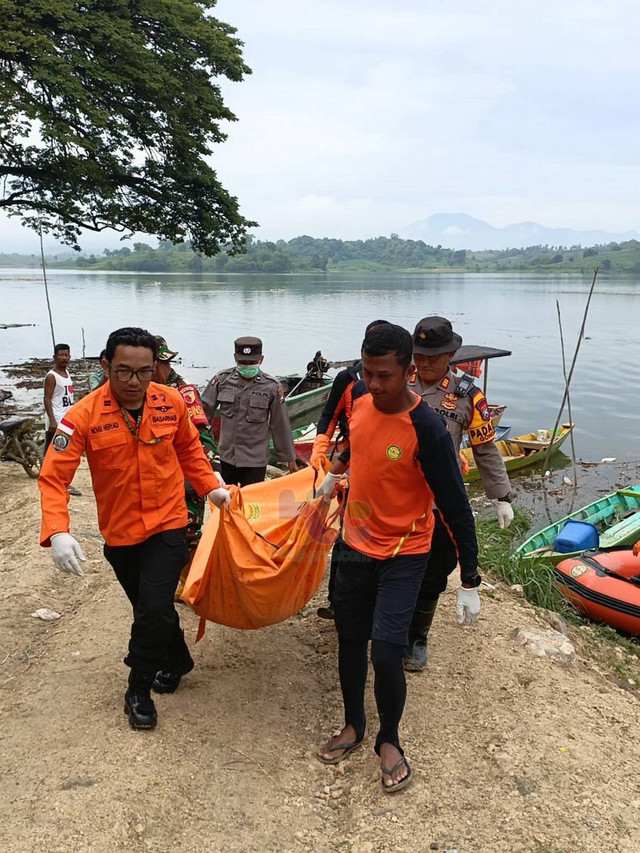 Petugas saat evakuasi mayat Sukarbin (44), korban terseret arus anak sungai Kali Pacal, di Desa Jari, Kecamatan Gondang, Kabupaten Bojonegoro, Jawa Timur. Rabu (25/12/2024). (Aset: Istimewa)