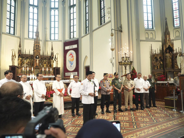 Menteri Agama, Nasaruddin Umar, saat melakukan peninjauan ke sejumlah gereja dalam rangka Natal. Foto: Dok. Kemenag