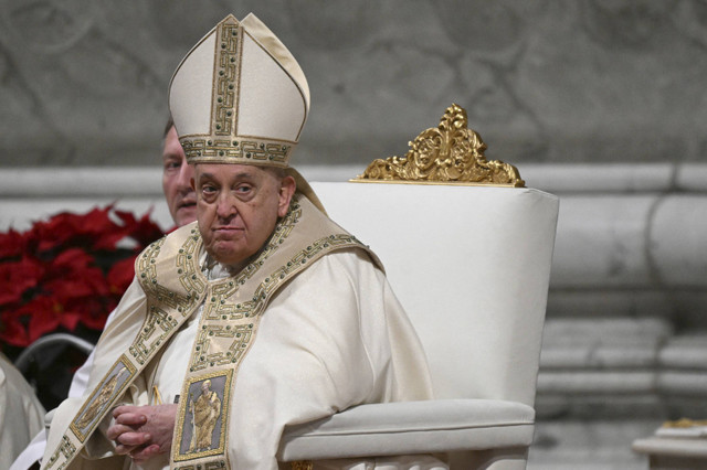 Paus Fransiskus memimpin misa Malam Natal di Basilika Santo Petrus di Vatikan pada 24 Desember 2024. Foto: Tiziana Fabi/AFP