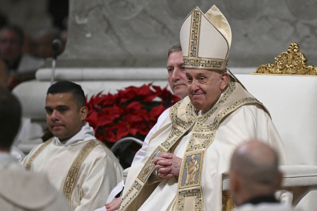 Paus Fransiskus memimpin misa Malam Natal di Basilika Santo Petrus di Vatikan pada 24 Desember 2024. Foto: Tiziana Fabi/AFP