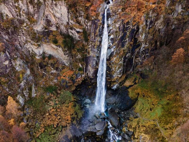 Curug Benowo. Foto hanya ilustrasi, bukan tempat yang sebenarnya. Sumber: Unsplash/Claudio Carozzo