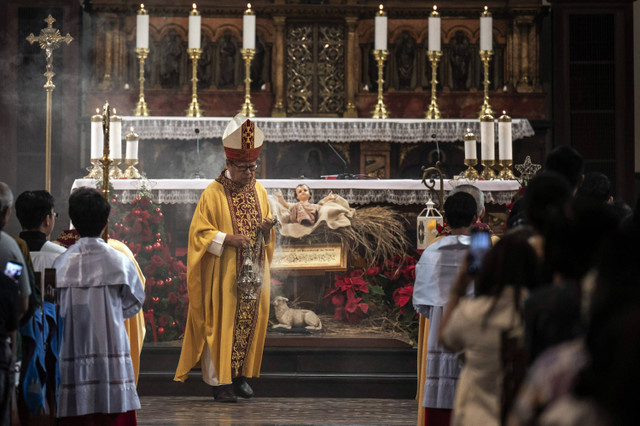 Uskup Agung Jakarta Ignatius Kardinal Suharyo memimpin jalannya Misa Natal di Gereja Katedral, Jakarta, Rabu (25/12/2024). Foto: Aprillio Akbar/ANTARA FOTO