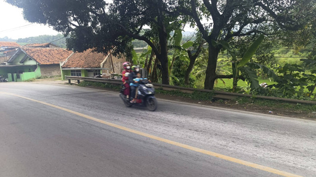 Situasi jalan raya di kawasan Kampung Cikamuning, Kecamatan Padalarang, Kabupaten Bandung Barat, Rabu (25/12/2024). Foto: Robby Bouceu/kumparan