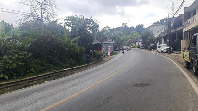 Situasi jalan raya di kawasan Kampung Cikamuning, Kecamatan Padalarang, Kabupaten Bandung Barat, Rabu (25/12/2024). Foto: Robby Bouceu/kumparan