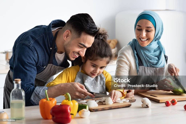 https://media.istockphoto.com/id/1337908454/id/foto/ayah-muda-arab-menunjukkan-cara-memotong-jamur-untuk-putri-kecilnya.jpg?s=1024x1024&w=is&k=20&c=PPJs7-rwrwPfSJiOwTnyw9_Ii7YUM-9ShzwMIty_Zpw=