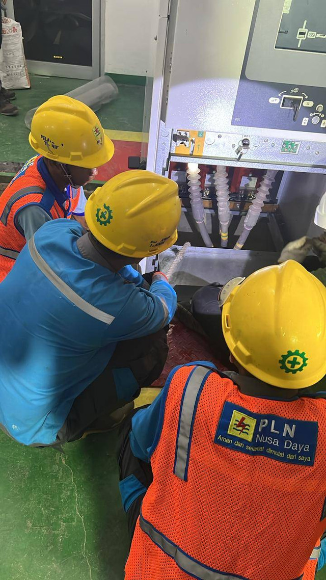 Petugas sedang melakukan pengecekan di beberapa penyulang di Gardu Induk. Foto: Dok. PLN Kalbar