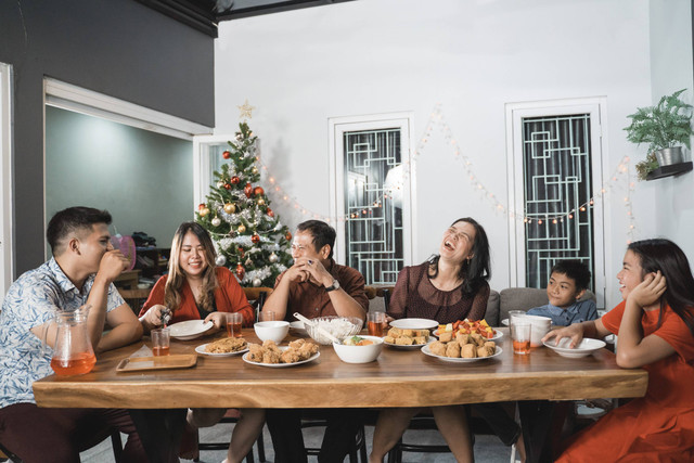  Ilustrasi tradisi makan keluarga Indonesia saat Natal. Foto: Shutterstock