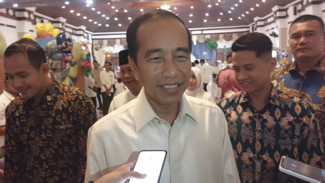 Presiden ke-7 RI Jokowi usai menghadiri acara aqiqah cucunya, putri pasangan Kaesang Pangarep dan Erina Gudono, Bebingah Sang Tansahayu di Graha Saba Buana, Kelurahan Sumber, Kecamatan Banjarsari, Kota Solo, Jawa Tengah, Rabu (25/12/2024).  Foto: Dok. kumparan