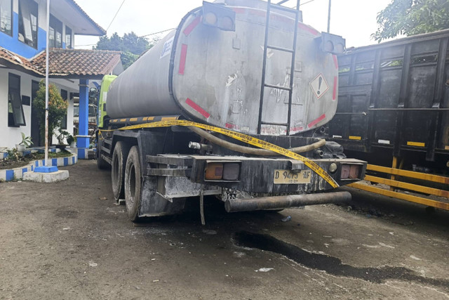 Truk pengangkut cairan kimia caustic soda yang bocor di Jalan Raya Purwakarta-Bandung Barat.  Foto: Robby Bouceu/kumparan