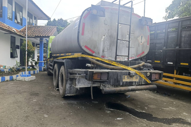 Truk pengangkut cairan kimia caustic soda yang bocor di Jalan Raya Purwakarta-Bandung Barat.  Foto: Robby Bouceu/kumparan