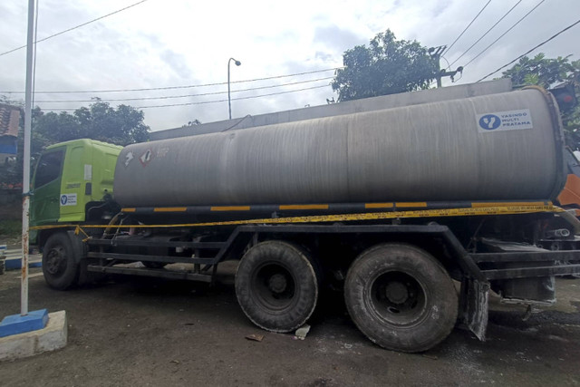 Truk pengangkut cairan kimia caustic soda yang bocor di Jalan Raya Purwakarta-Bandung Barat.  Foto: Robby Bouceu/kumparan