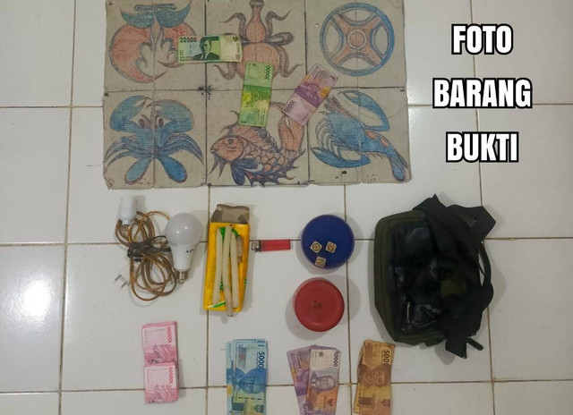 Sejumlah barang bukti judi kolok-kolok yang diamankan polisi. Foto: Dok. Satreskrim Polres Sambas