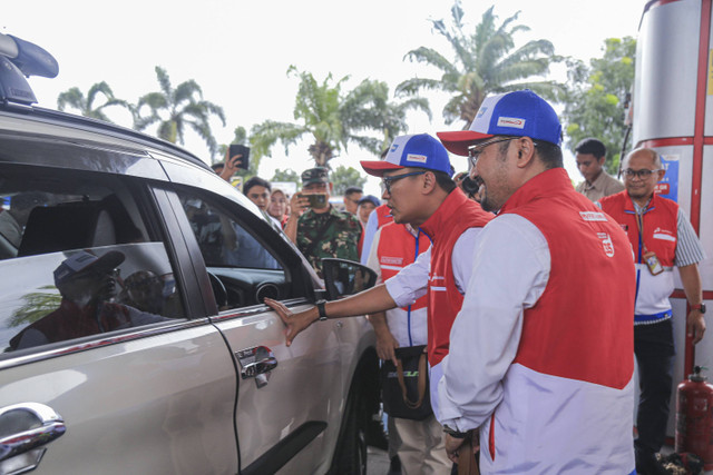 Wamen BUMN Aminuddin Ma'ruf, Direktur Logistik dan Infrastruktur Pertamina Alfian Nasution, Direktur Pertamina Patra Niaga Mars Ega Legowo Putra ke Stasiun Pengisian Bahan Bakar Umum (SPBU) dan Serambi MyPertamina Rest Area KM 43A Tol Jakarta-Merak. Foto: Dok. Pertamina Patra Niaga