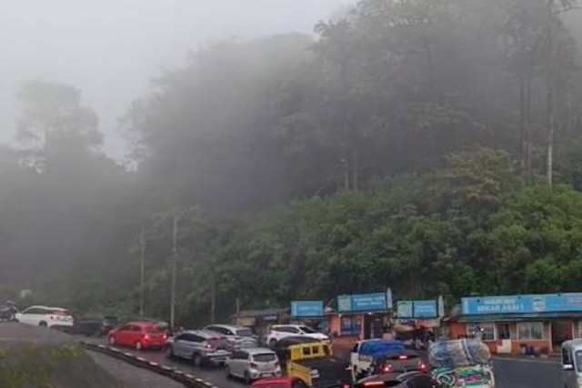 Kabut tebal yang menyelimuti Rest Area Segar Alam, Puncak Pass, Ciloto, Cianjur, Jawa Barat. Foto: Dok. Istimewa