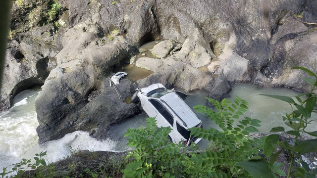 Mobil terjun ke dalam sungai usai pengemudi mengantuk. Foto: Dok. Basarnas