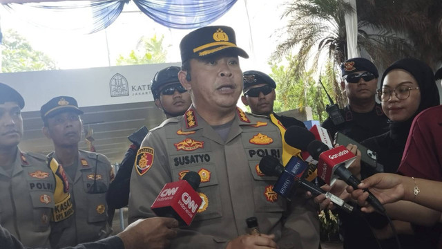 Kapolres Metro Jakarta Pusat Kombes Susatyo Purnomo Condro menjawab pertanyaan wartawan di Gereja Katedral, Jakarta, Selasa (25/12/2024).  Foto: Alya Zahra/kumparan 