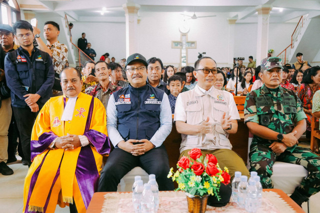 Menteri Sosial Saifullah Yusuf mengunjungi Jemaat Lahat Roi Tello Baru di Gereja Toraja Klasis Makassar yang juga terdampak bencana banjir bandang. Foto: Kemensos RI