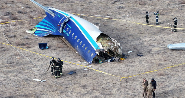 Foto udara lokasi jatuhnya pesawat Azerbaijan Airlines di dekat kota Aktau, Kazakhstan, Rabu (25/12/2024). Foto: Azamat Sarsenbayev/ REUTERS