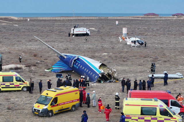 Foto udara lokasi jatuhnya pesawat Azerbaijan Airlines di dekat kota Aktau, Kazakhstan, Rabu (25/12/2024). Foto: Azamat Sarsenbayev/ REUTERS