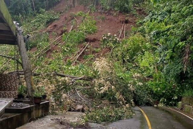 Longsormenutup jalan nasional ruas Bagbagan-Kiara Dua di Kecamatan Simpenan, Kabupaten Sukabumi, Rabu (25/12/2024). Foto: kumparan