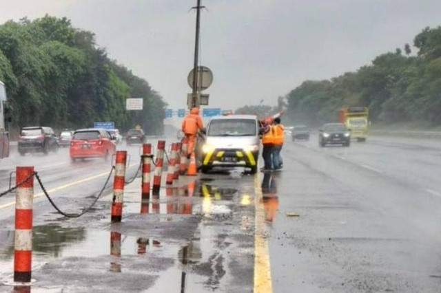 Rekayasa lalu lintas lawan arah atau contraflow yang diberlakukan di Tol Jakarta-Cikampek (Japek) arah Cikampek dihentikan. Foto: Jasa Marga/HO ANTARA