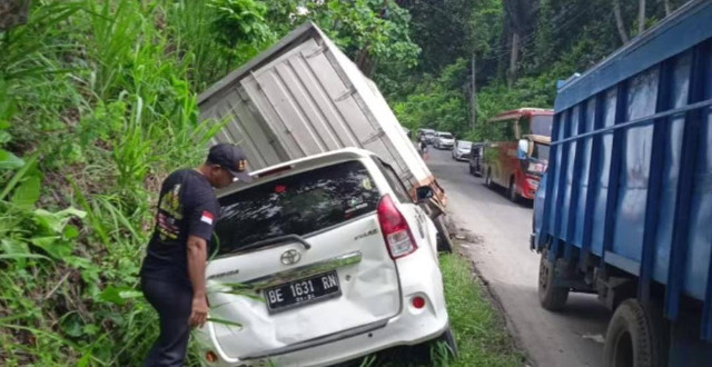 Kecelakaan beruntun di jalan raya Desa Sukajaya, Kecamatan Padang Cermin, Kabupaten Pesawaran, Rabu (25/12). | Foto: Dok Istimewa