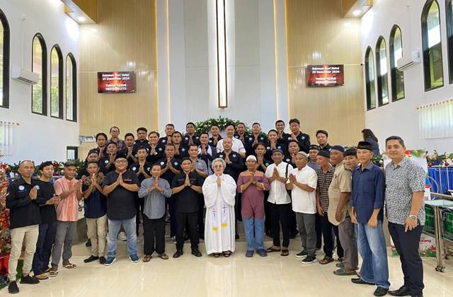 Foto bersama jemaah Masjid Jami' Al Fatah Paal II Manado seusai melakukan penjagaa keamanan pada ibadah perayaan Natal 25 Desember 2024 di Gereja GMIM Efrata Paal II Manado. 