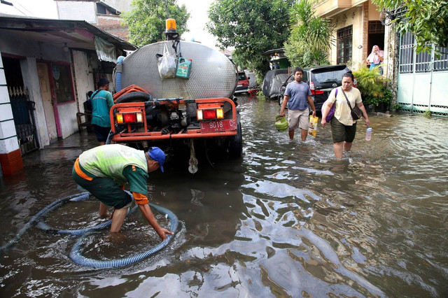 Banjir yang melanda salah satu kawasan di Surabaya. Foto: Diskominfo Surabaya 