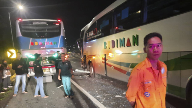 Bus tabrak truk di Tol Cipularang, Kamis (26/12) dini hari. Foto: Dok. Istimewa