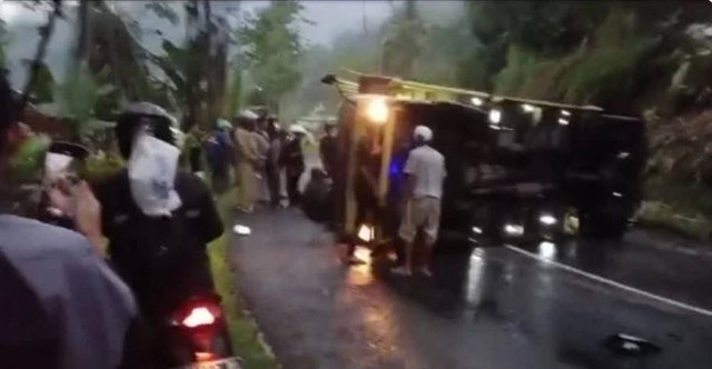 Kecelakan lalu lintas terjadi di Jalan Raya Tasikmalaya-Garut, tepatnya di Tanjakan Bohong, Salawu, Kabupaten Tasikmalaya, pada Rabu, 25 Desember 2024 malam. (Foto: Istimewa)