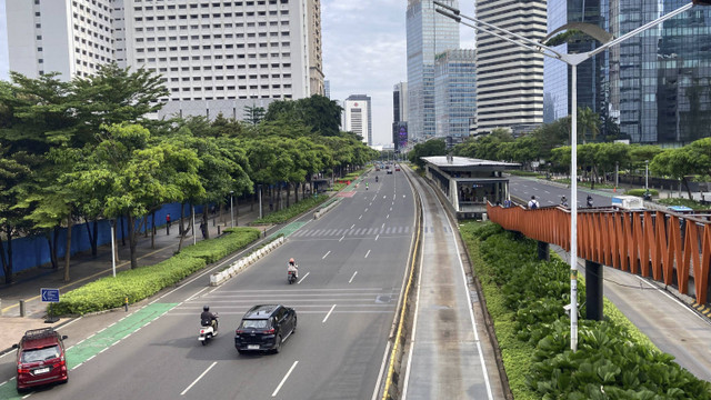 Sejumlah kendaraan melintas di Jalan Sudirman, Jakarta, Kamis (26/12/2024). Foto: Alya Zahra/kumparan 