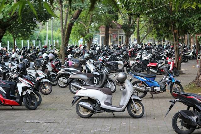 Parkir Motor Urban Forest Cipete. Foto hanya ilustrasi, bukan tempat sebenarnya. Sumber: Unsplash/Deski Jayantoro