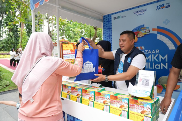 Wingko Bambang Indrajaya dari Lamongan, Jawa Timur ikut serta dalam Bazaar UMKM BRILiaN. Foto: Dok. BRI