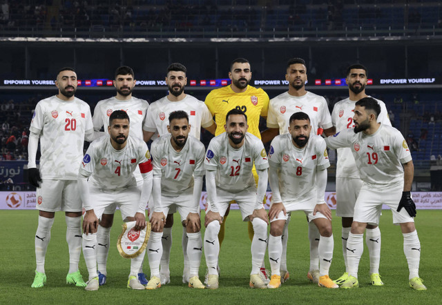 Pemain Timnas Bahrain berpose sebelum bertanding. Foto: Mohamed Abd El Ghany/REUTERS