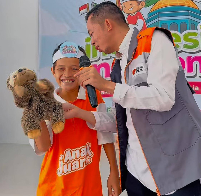 Branch Manager Rumah Zakat Kalbar, Asrul Putra Nanda saat mendongeng untuk anak-anak santri. Foto: Dok. Instagram #asrulputrananda