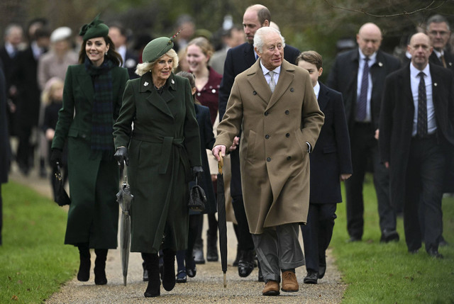 Raja Inggris Charles III, Ratu Inggris Camilla, Pangeran Inggris William, Pangeran Wales Catherine, Putri Wales, dan Pangeran Inggris George dari Wales setibanya menghadiri Hari Natal di Gereja St Mary Magdalen, Inggris, Rabu (25/12/2024). Foto: Oli Scarff/AFP