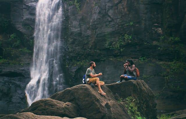 Ilustrasi Karakter Orang yang Suka Air Terjun. Sumber: Pexels/Nandhu Kumar