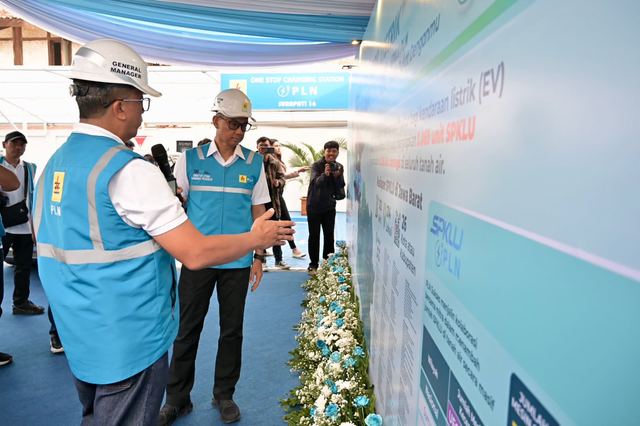 Direktur Utama PLN, Darmawan Prasodjo (kanan) menerima penjelasan dari General Manager PLN UID Jawa Barat, Agung Murdifi (kiri) terkait dengan kesiapan kelistrikan dan SPKLU di wilayah Jawa Barat, Rabu (25/12). Foto: Dok. PLN