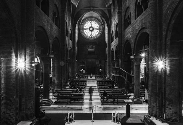 Gereja katolik di Surabaya. Foto hanyalah ilustrasi, bukan tempat yang sebenarnya. Sumber: Unsplash/Uladzislau Petrushkevich