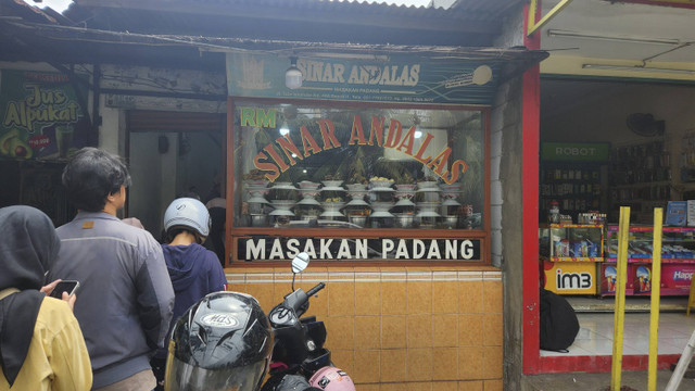 Suasana dan hidangan lauk-pauk khas nasi Padang di RM Sinar Andalas Depok. Foto: Azalia Amadea/kumparan