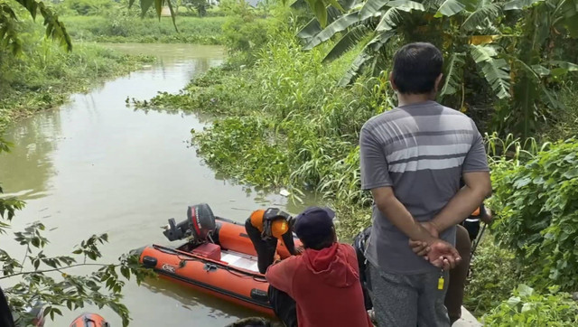 Petugas BPBD Surabaya melakukan pencarian balita 3,5 tahun warga Kelurahan Babatan, Kecamatan Wiyung, Surabaya, yang hilang tercebur ke selokan. Foto: Farusma Okta Verdian/kumparan