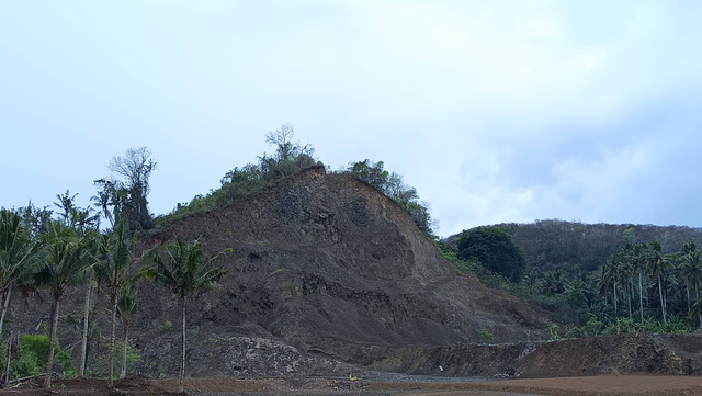 Kondisi bukit pasca pengerukan di Dawan Kabupaten Klungkung. Foto: Lukman Yunus 