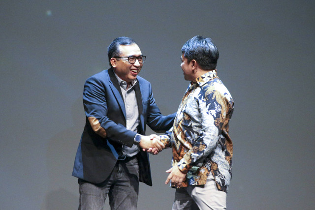  Pemimpin Redaksi kumparan Arifin Asydhad berjabat tangan dengan perwakilan PT Telkom Indonesia pada kumparan Awards Impact Makers 2024 di The Ballroom, Djakarta Theater, Jakarta, Kamis (19/12/2024). Foto: Aditia Noviansyah/kumparan