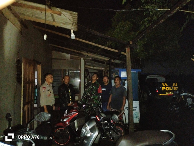 Polsek Bandung Mendatangi Lokasi Bencana Alam Angin Kencang di Desa Kesambi