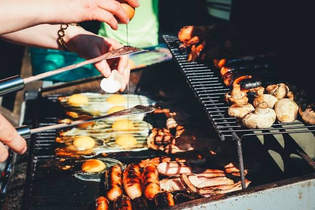 Ilustrasi bahan makanan untuk barbeque tahun baru. Foto: Unsplash/Sandie Clarke